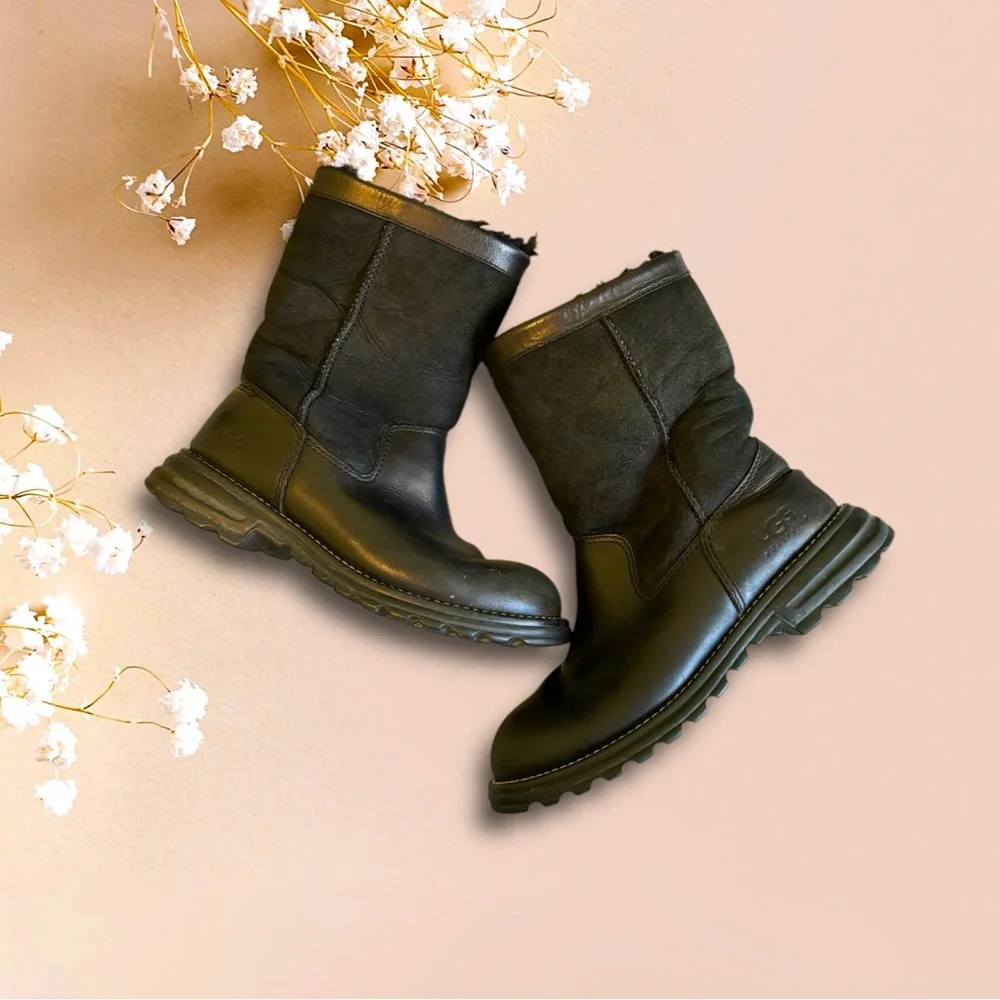 Women’s Ugg Boots - Picture 1 of 7